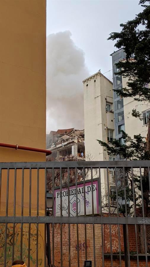 Fuerte explosión derrumba parte de un edificio en el centro de Madrid
