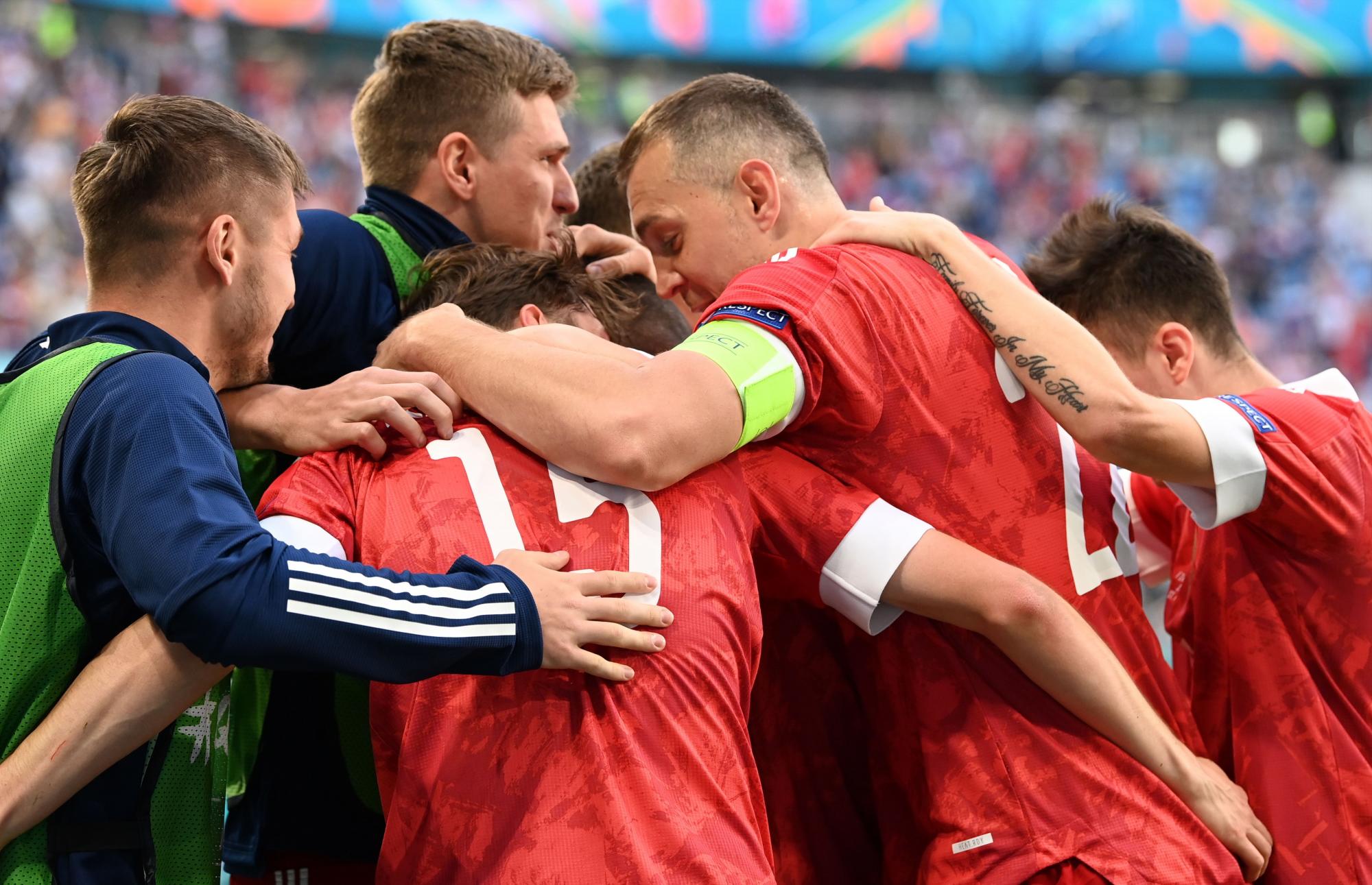 Los jugadores de Rusia celebran la victoria ante Finlandia, 1-0, en la Eurocopa 2020, correspondiente al miércoles 16 de junio del 2021. (EFE/Kirill Kudryavtsev)