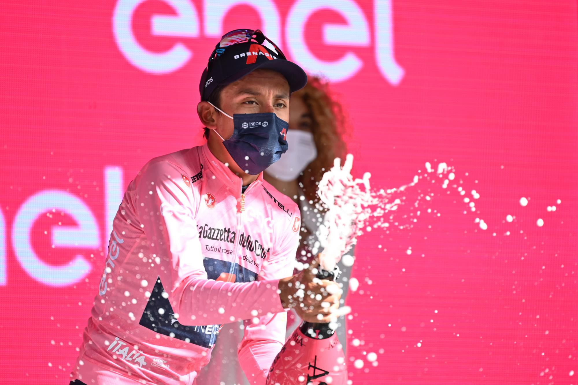 El líder general Egan Bernal celebra tras completar la 11ma etapa del Giro de Italia, el miércoles 19 de mayo de 2021, en Montalcino. (Massimo Paolone/LaPresse vía AP)
