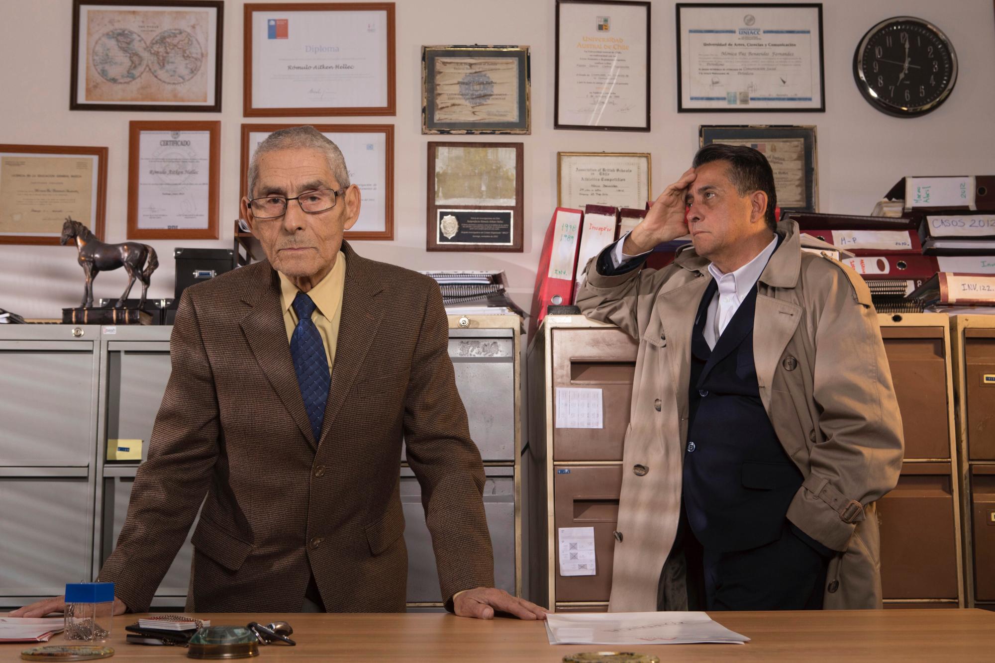 En esta imagen difundida por Gravitas Ventures, Romulo Aitken, a la derecha, y Sergio Chamy en una escena de El agente topo.