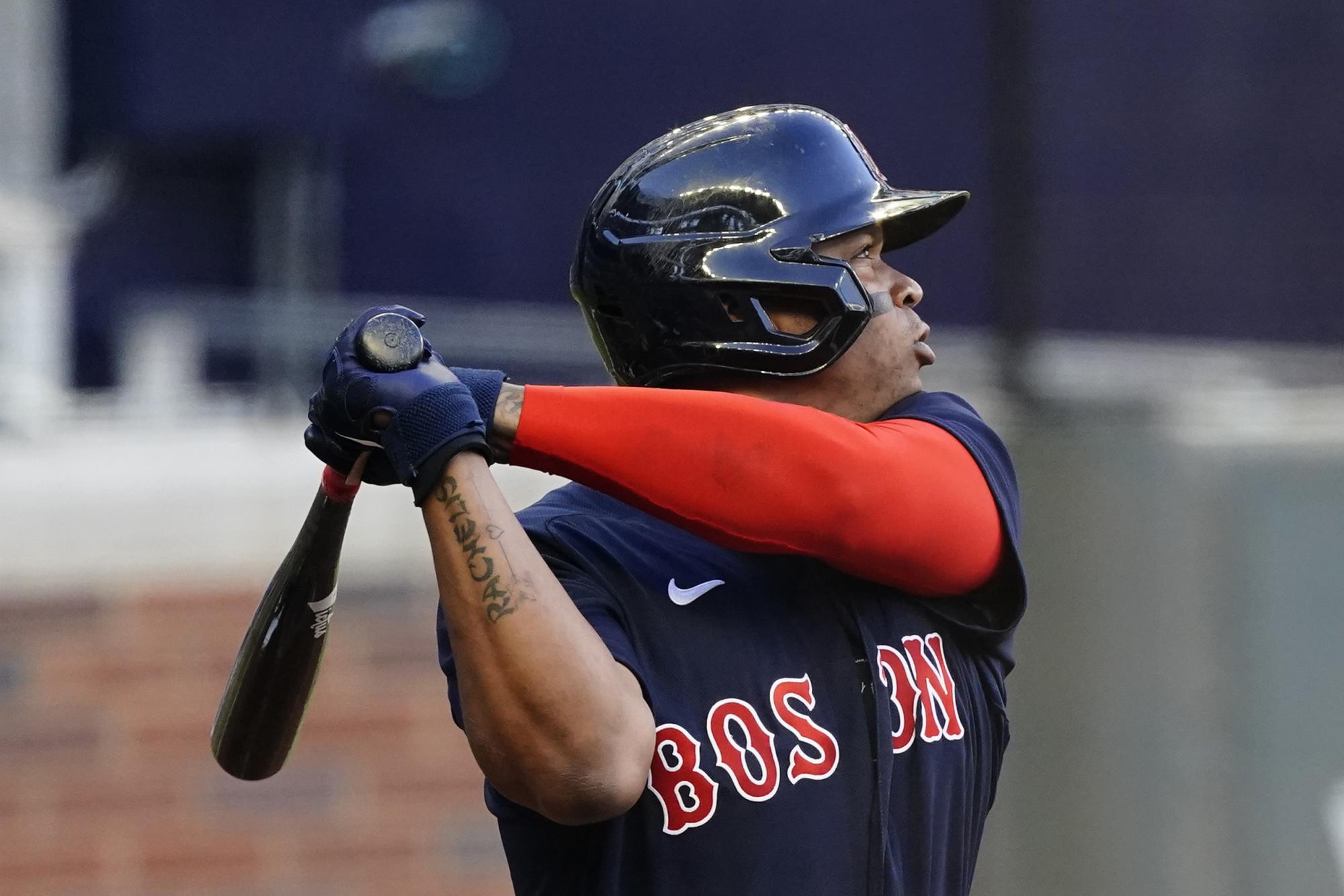 El dominicano Rafael Devers de los Medias Rojas de Boston batea para promedio de .287 al conectar 92 hits en 321 turnos oficiales. (AP/John Bazemore)
