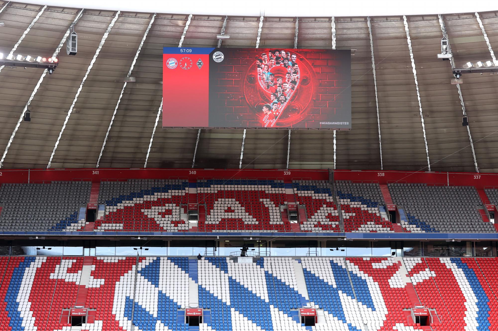 Vista general de la gran pantalla del interior del estadio mostrando un mensaje celebrando su novena victoria consecutiva antes del partido de la Bundesliga entre el FC Bayern München y el Borussia Moenchengladbach. (EFE/EPA/Alexander Hassenstein)