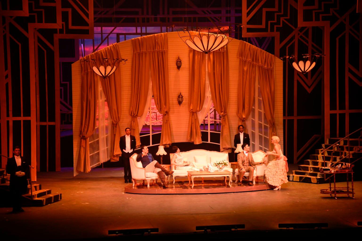 Parte del elenco en la primera escena de la obra “El Gran Gatsby” (ARCHIVO / NELSON SOSA)