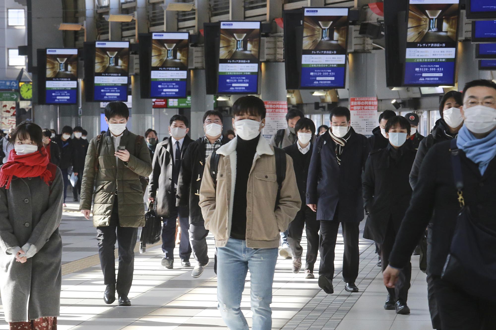 Japón multará a quien incumpla con restricciones anti-COVID. Unas personas caminan por una estación de trenes en Tokio, el 3 de febrero de 2021. (AP/Koji Sasahara)