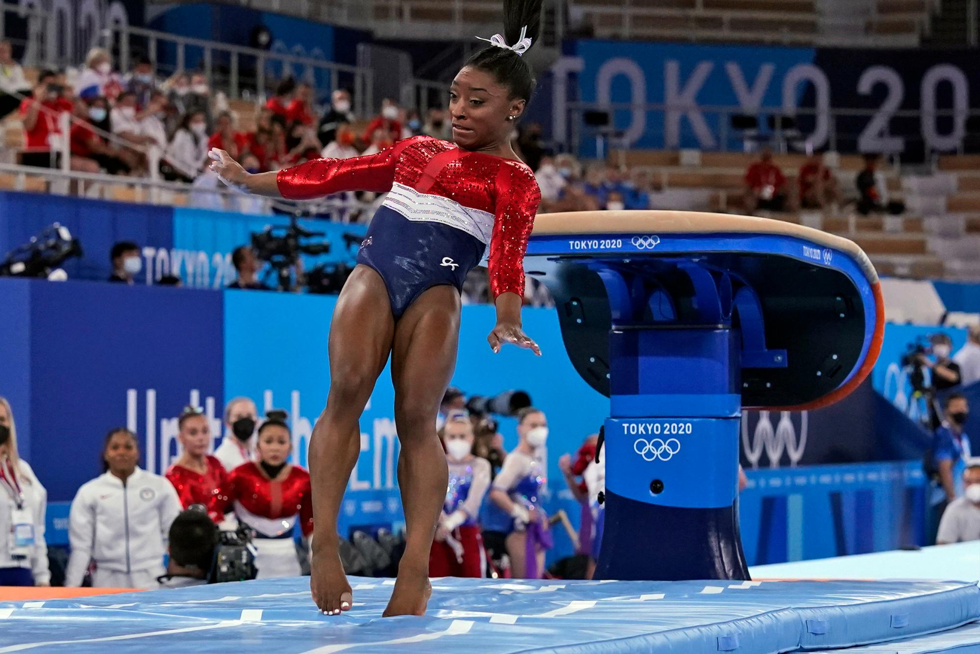 La estadounidense Simone Biles aterriza durante su rutina en el potro del concurso de equipos de la gimnasia artística de los Juegos Olímpicos de Tokio, el martes 27 de julio de 2021. (AP Foto/Gregory Bull)