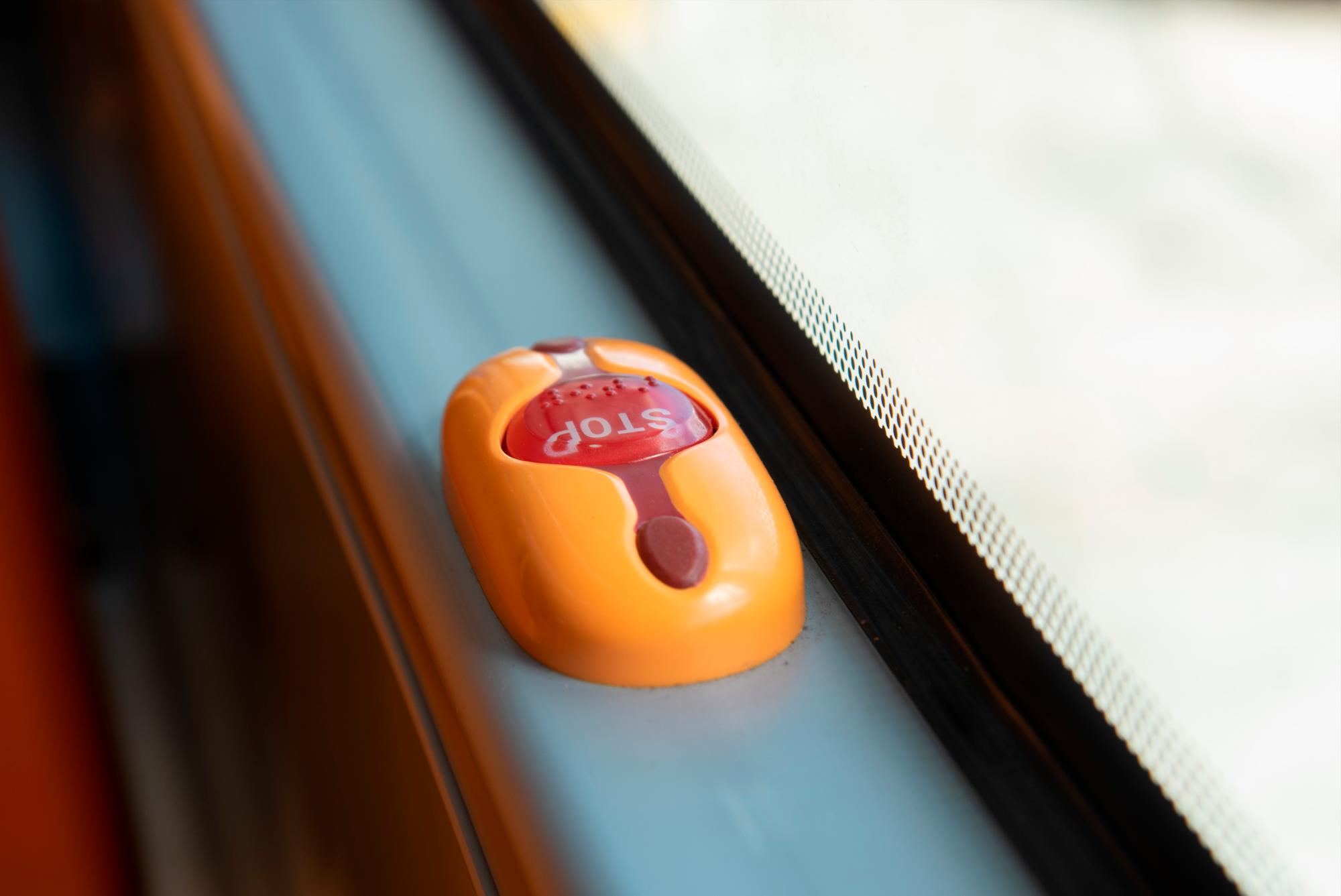 Los pasajeros pueden solicitar su parada sin necesidad de vocear, solo oprimiendo un botón de estos.
