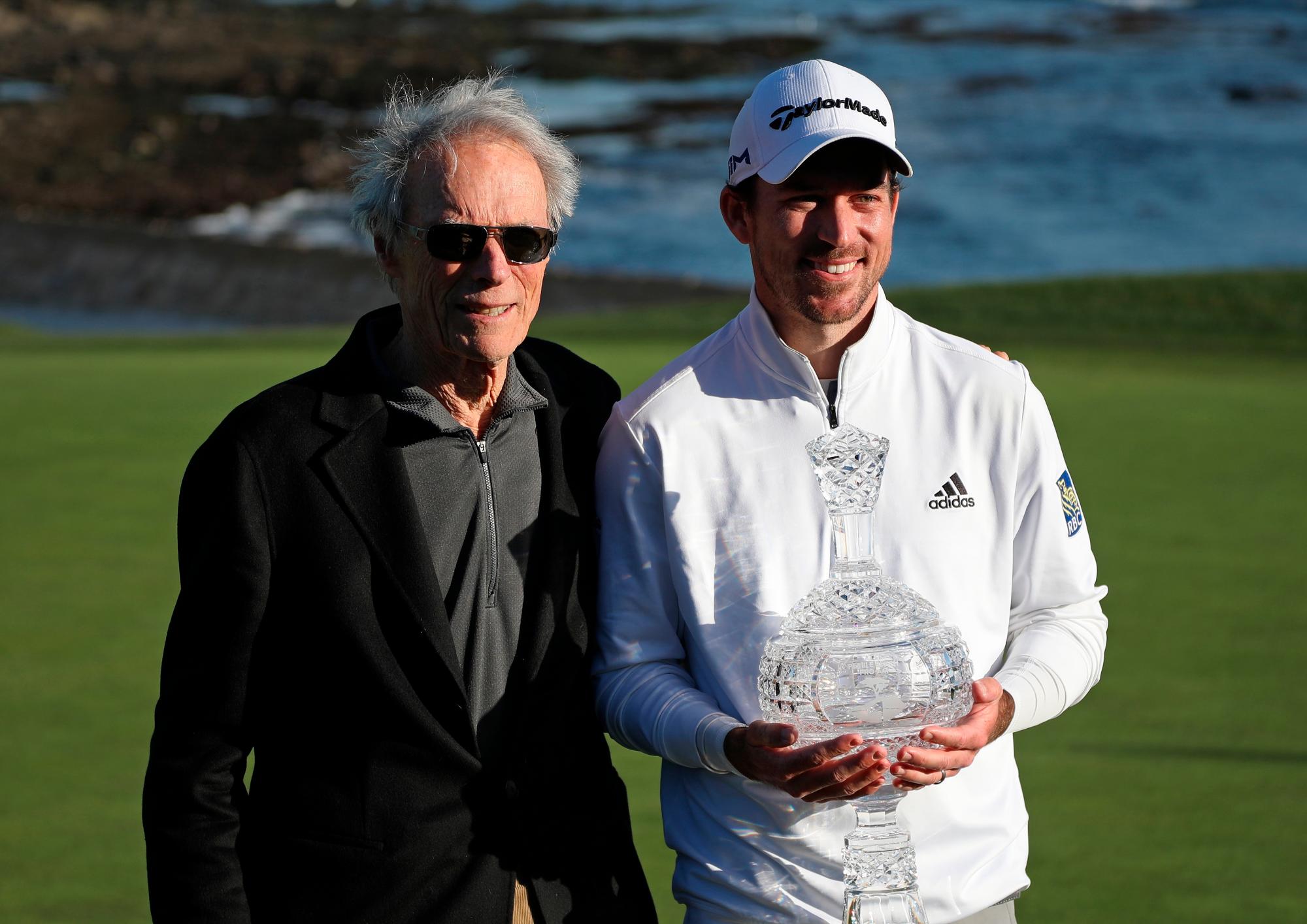 El golfista canadiense Nick Taylor posa junto a Clint Eastwood en Pebble Beach, California, USA.