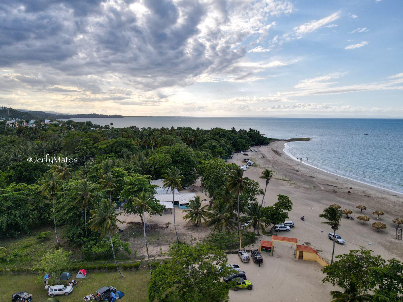 Imagen tomada de un dron del área de la playa Arriba y el restaurante Coco Loco, en Miches. Allí se pueden rentar villas y acampar en las casas de campaña. Foto: Jerfy Matos
