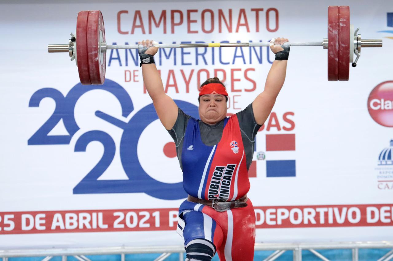 La dominicana de La Vega, Verónia Saladín, subió a la plataforma del XXIX para sumar puntos en la categoría más 87 kilógramos, con miras a los Juegos Olímpicos, Tokio-2020. (DL/Francisco Arias)