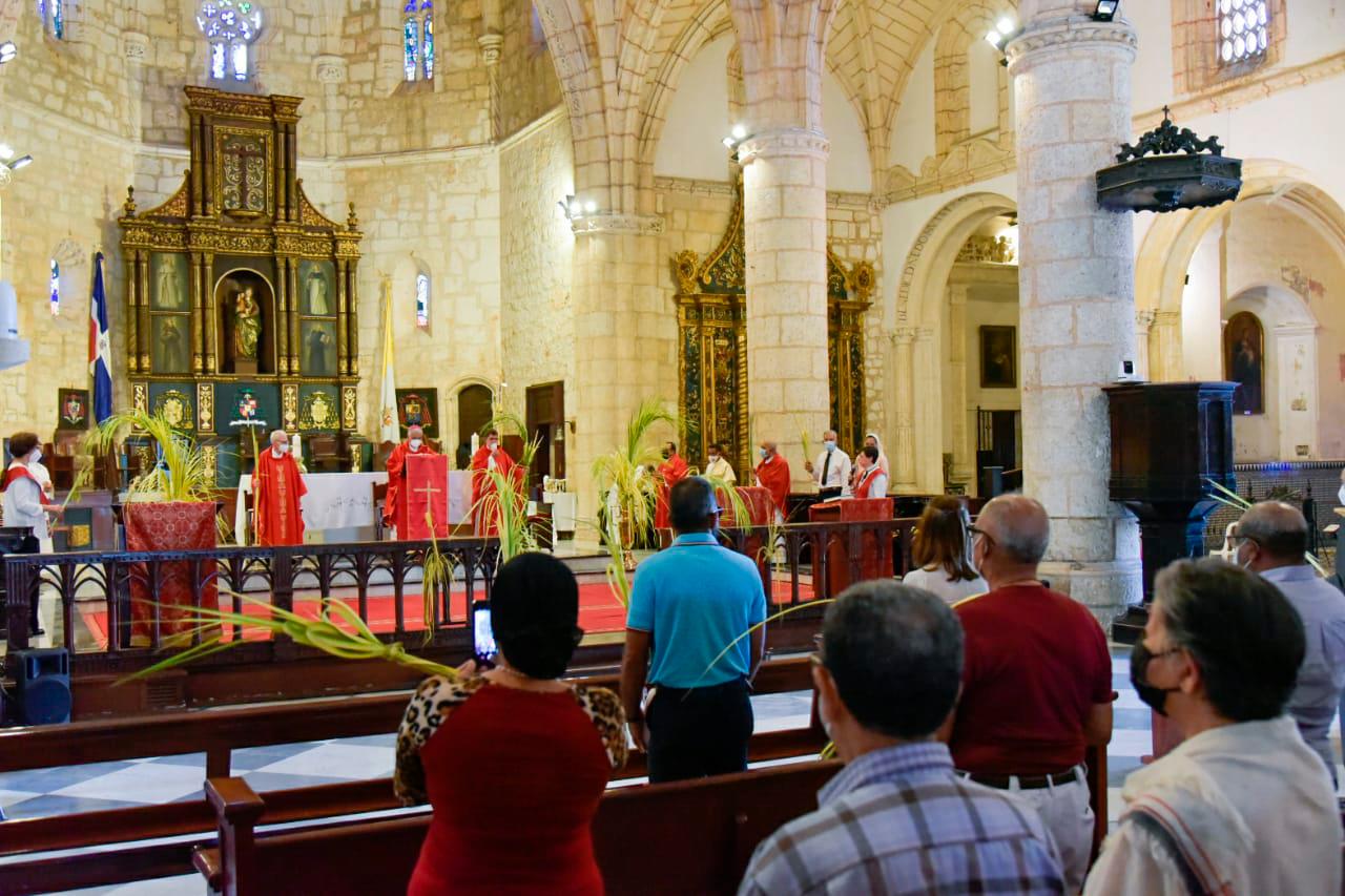 Durante la misa en la Catedral de Santo Domingo.