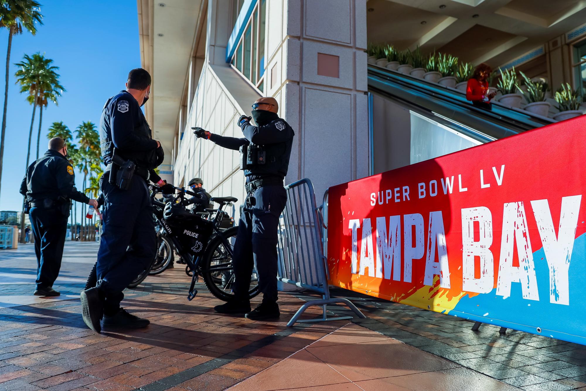 El Campeón de la AFC Kansas City Chiefs y el Campeón de la NFC Tampa Bay Buccaneers se enfrentarán en NFL Super Bowl LV en el Estadio Raymond James el 07 de febrero de 2021. Oficiales de la Policía patrullan fuera del lugar donde será el enfrentamiento. (EFE/ EPA/Erik S. Lesser)