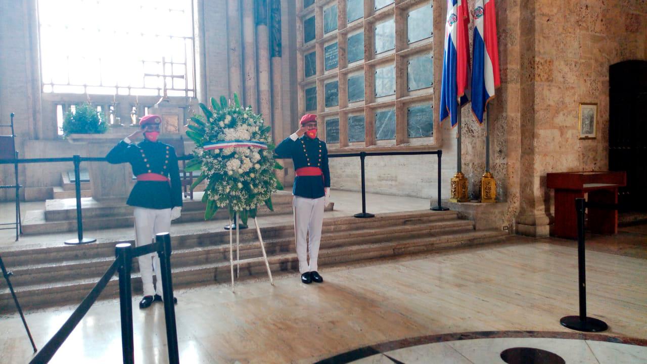 Militares de puesto en el Panteón Nacional rinde honores a los héores de abril, durante un acto en el 56 aniversario de la gesta.