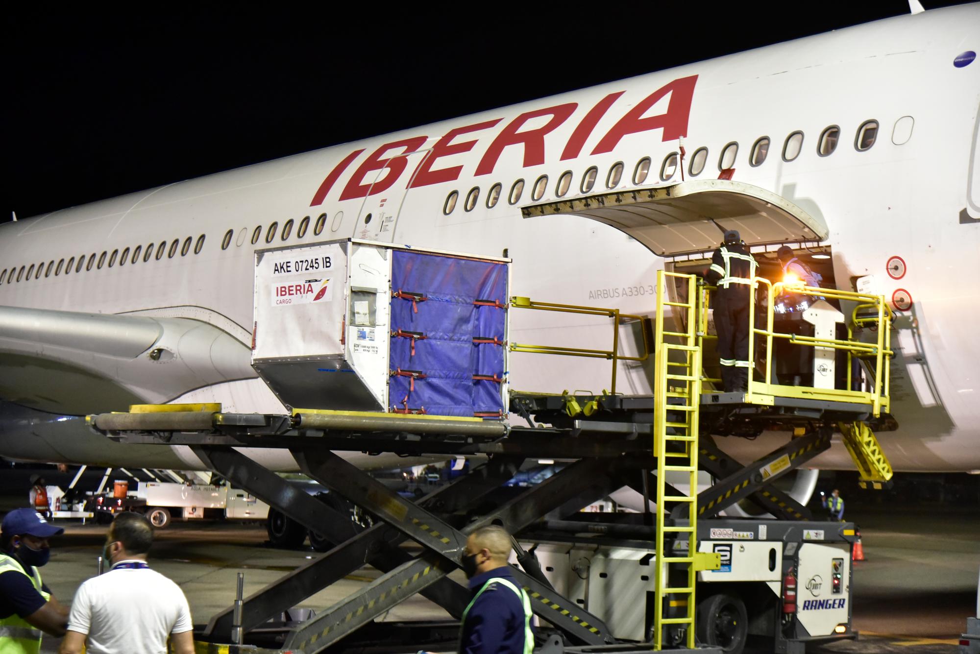 Vista del contenedor traído a la República Dominicana en un vuelo de Iberia con 20,000 dosis de vacunas anticovid, el 15 de febrero de 2020.