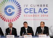 De izquierda a derecha, el presidente de República Dominicana, Danilo Medina; el presidente de Ecuador, Rafael Correa y el presidente de Costa Rica, Luis Solís.