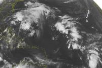 Esta imagen por satélite tomada por NOAA el sábado 19 de septiembre de 2015 a las 12:45 AM EDT muestra nubes dispersas con algunos chubascos y tormentas en Bahamas, Cuba y la isla de la Española.