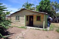 HATILLO PALMA. La humilde casa, ubicada en el sector El Cayito, donde reside Carolina Altagracia Cruz Peguero, de 42 años, quien fue violada presuntamente por tres haitianos.