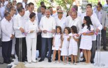 El presidente Medina corta la cinta inaugural del proyecto.