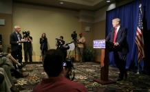 El precandidato presidencial republicano Donald Trump habla durante una conferencia de prensa en Dubuque, Iowa, en la que mandó a sacar de la sala al periodista de la cadena Univisión, Jorge Ramos.