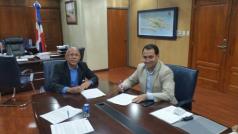 Rubén Montás, gerente general de Edesur, firma el convenio de donación con el ingeniero Fernando Mercado, de Nreca.
