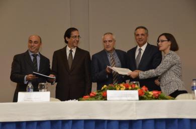 Los ministros Gustavo Montalvo y José Ramón Peralta reciben ejemplares del informe.