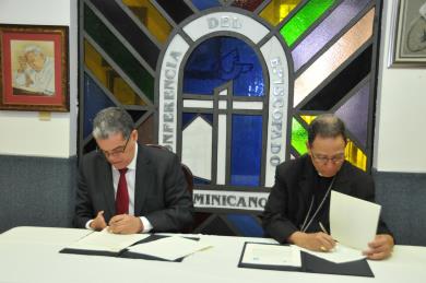 El ministro de Educación Carlos Amarante Baret y el presidente de la Conferencia del Episcopado Dominicano, Monseñor Gregorio Nicanor Peña Rodríguez firman el acuerdo.