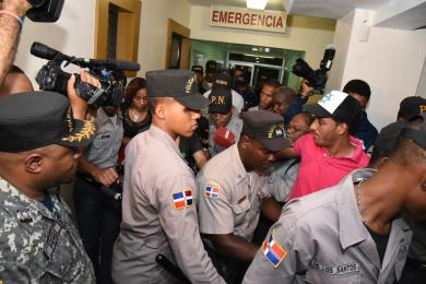 Un contingente policial acompañaron a los dos fiscales y a los representantes del Ministerio de Salud Pública en el allanamiento a los centros médicos