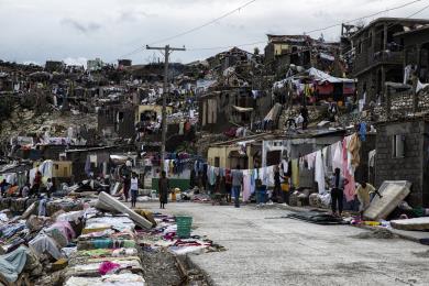 Imagen suministrada por la MINUSTAH que muestra a los habitantes de la ciudad de Jeremie el jueves 6 de octubre, en el oeste del país, que junto a Les Cayes, sufrió la mayor destrucción a consecuencia del huracán Matthew.