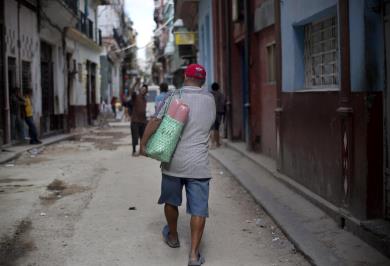 Un hombre camina por las calles de La Habana Vieja.