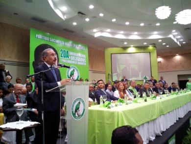 Danilo Medina se dirige a los delegados del Partido Socialista Verde