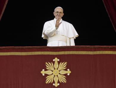 En la imagen, el papa Francisco ofrece su bendición "Urbi et Orbi" (a la ciudad y el mundo) desde el balcón de la basílica de San Pedro en el Vaticano, el viernes 25 de diciembre de 2015.