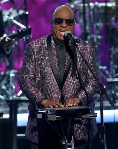 Stevie Wonder insta a la gente a elegir “amor sobre odio” 