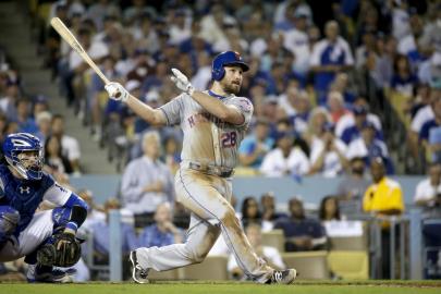 Daniel Murphy de los Mets de Nueva York dispara un jonrón contra los Dodgers de Los Ángeles en el sexto inning del quinto juego. 