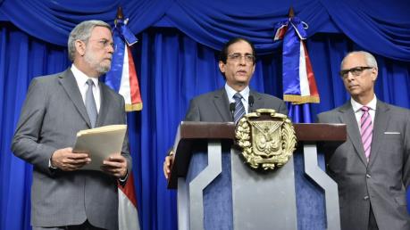 El ministro dela Presidencia, Gustavo Montalvo, lee el decreto durante rueda de prensa.