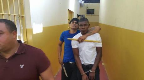 Fotografía cedida a Diario Libre del momento en que el recluso Leudy Antonio Almonte mantenía secuestrado al agente Isidoro de los Santos.