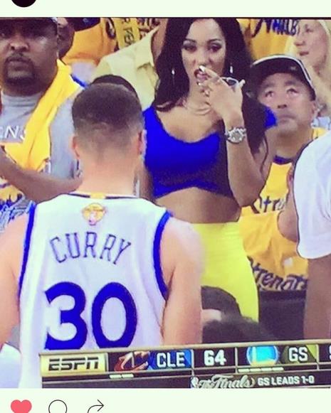 Roni Rose mientras miraba a Stephen Curry en el juego dos de la serie final de la NBA