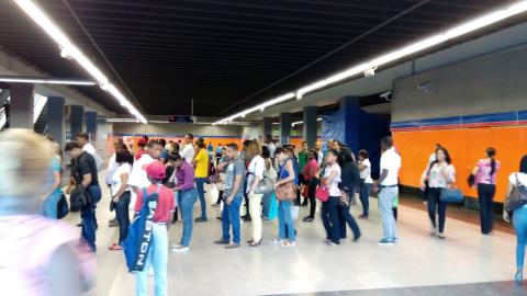 Usuarios hacen filas para abordar el Metro.