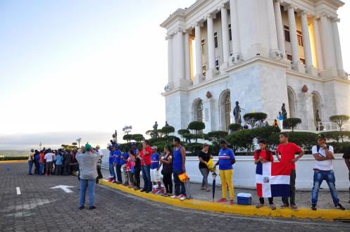 Santiagueros realizan cadena humana en rechazo a bar de tapas en el Monumento