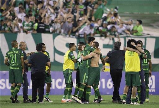 Avión con equipo de fútbol de Brasil se estrella en Colombia; confirman 76 muertos