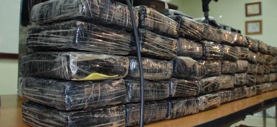 Al grupo de imputados se les ocuparon 28 pacas forradas con plástico negro con unos 700 kilos de un polvo blanco que se presume es cocaína. 