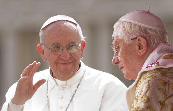 Benedicto XVI rompe su silencio para hablar sobre su papado y sobre Francisco