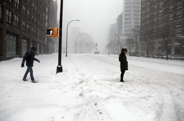Prohíben tránsito de vehículos en la ciudad de Nueva York por tormenta de nieve 