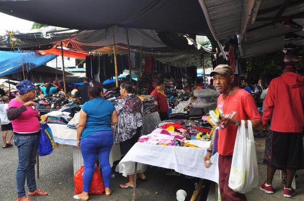 Realizan mercado informal dominicanos y haitianos en Santiago