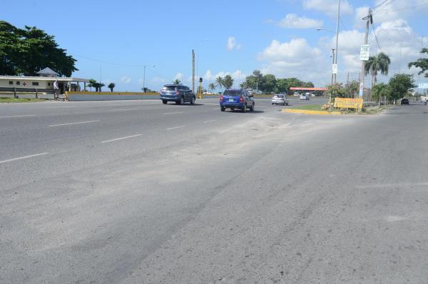 Obras Públicas dice que construirá carretera para evitar el tránsito en vía contraria