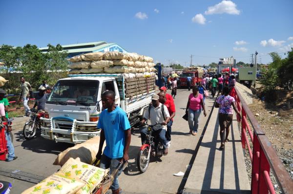 Por tercera vez, luego de que se levantara el paro camioneros, realizan mercado binacional en Dajabón