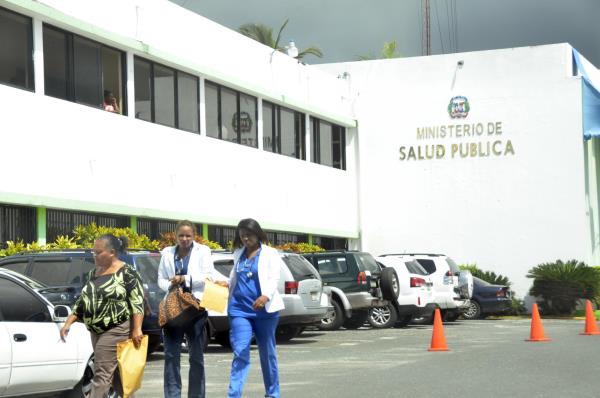 Someten ante la Procuraduría Especializada de Salud a dos centros médicos que atendieron a Claudio Caamaño