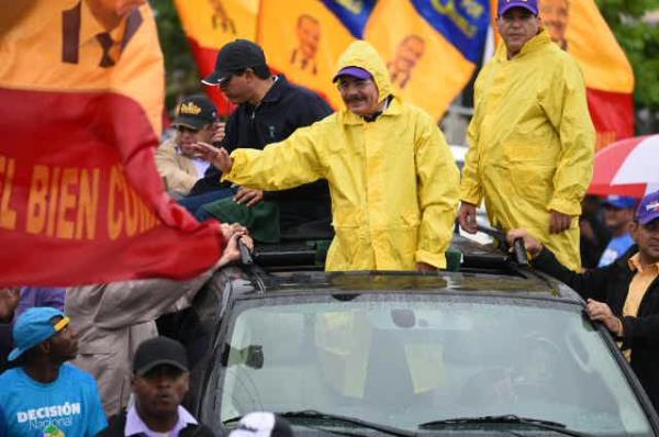 Joven muere arrollado tras caer de camioneta durante caravana de Danilo Medina