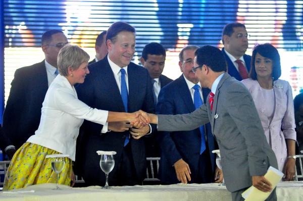 La pareja presidencial inaugura el CAID de Santiago