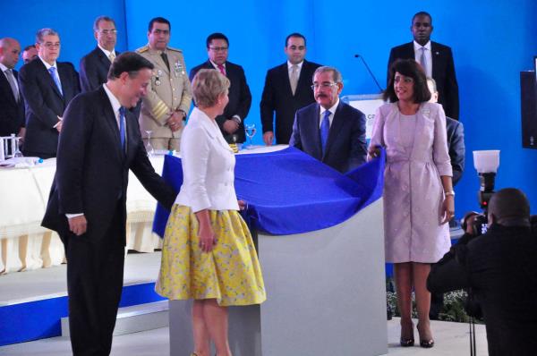 La pareja presidencial inaugura el CAID de Santiago