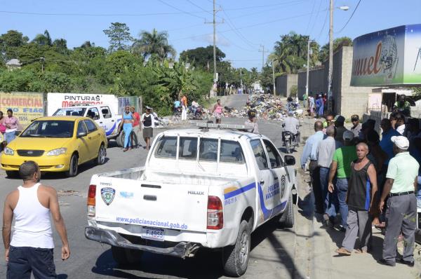 Residentes en Santo Domingo Norte impiden acceso de camiones al vertedero de Duquesa