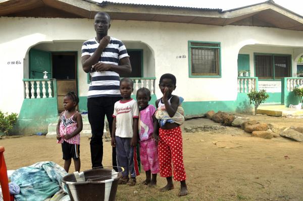 Muere desatendida heroína de lucha contra ébola en Liberia 